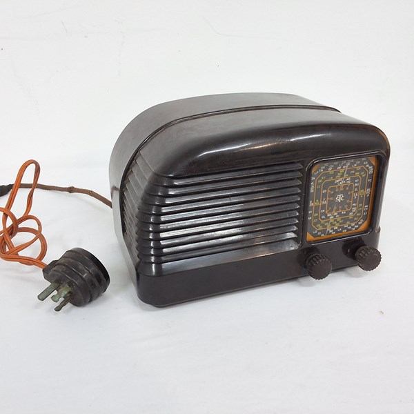 Lot 1243 - BAKELITE RADIO