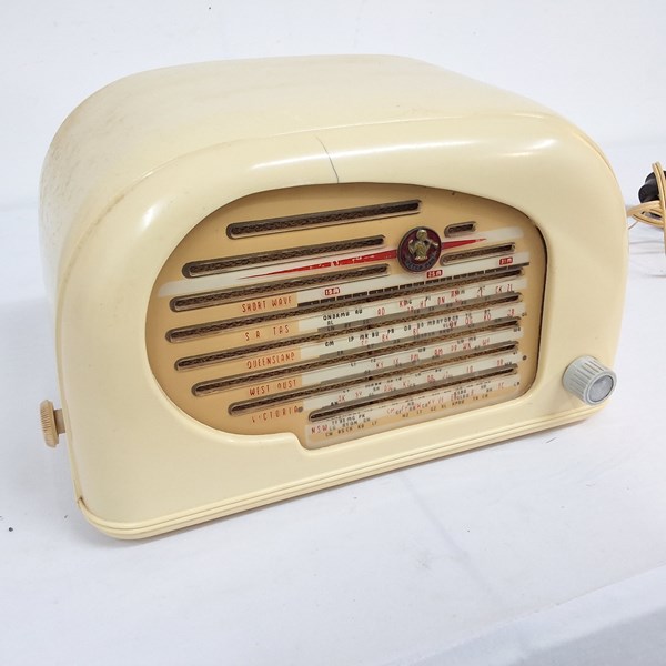 Lot 1260 - BAKELITE RADIO