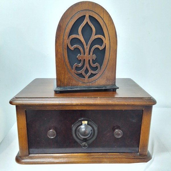 Lot 1352 - TIMBER CASED RADIO & SPEAKER