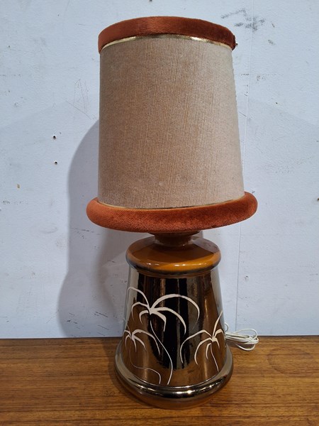 Lot 302 - TABLE LAMP