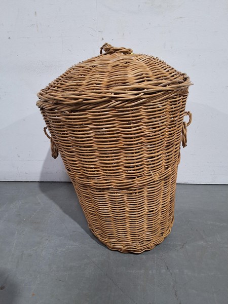 Lot 294 - LAUNDRY BASKET