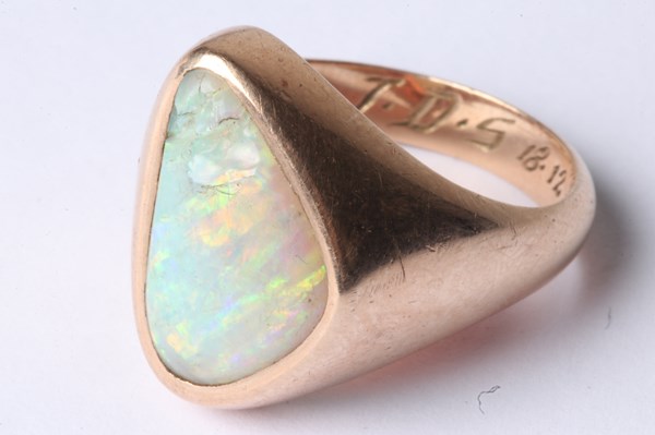 Lot 1015 - GOLD OPAL RING