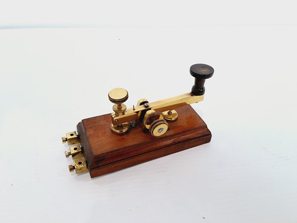 Lot 1089 - MORSE CODE KEY