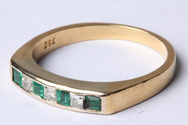 Lot 1010 - GOLD RING