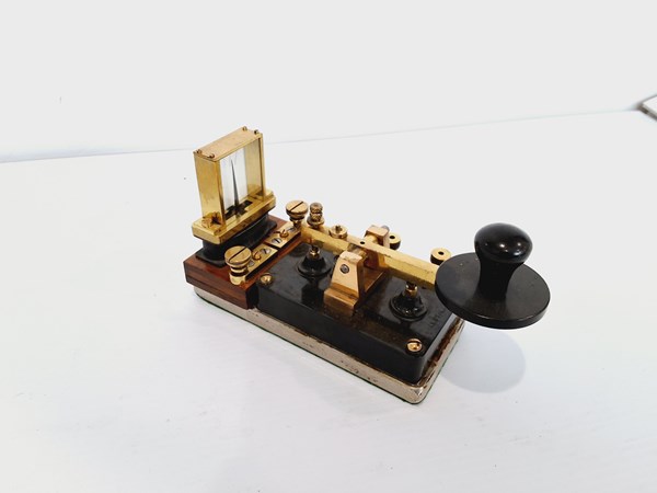 Lot 1091 - MORSE CODE KEY STATION