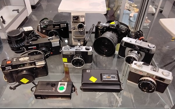 Lot 1414 - CAMERAS