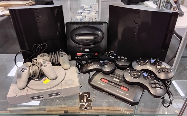 Lot 1422 - GAMING CONSOLES