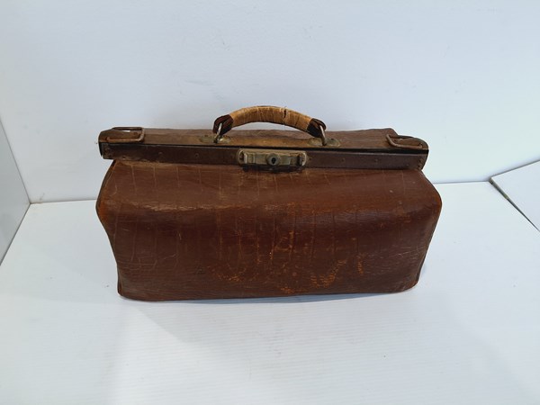 Lot 1325 - LEATHER DOCTORS BAG