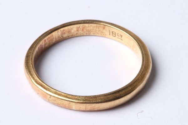 Lot 1013 - GOLD RING