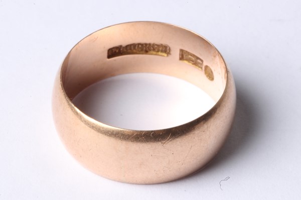 Lot 1005 - GOLD RING