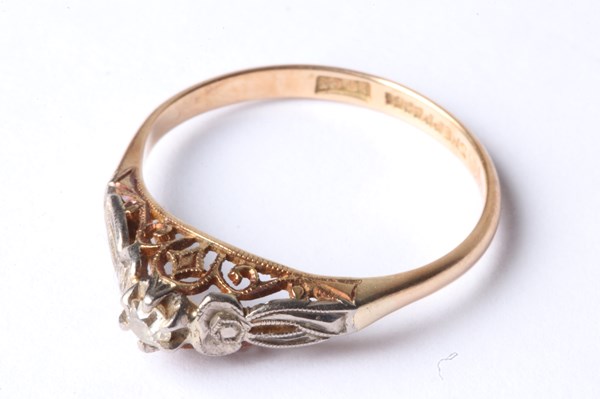 Lot 1006 - GOLD & DIAMOND RING