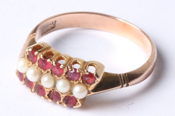 Lot 1011 - GOLD RING