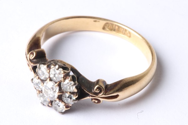 Lot 1012 - GOLD & DIAMOND RING