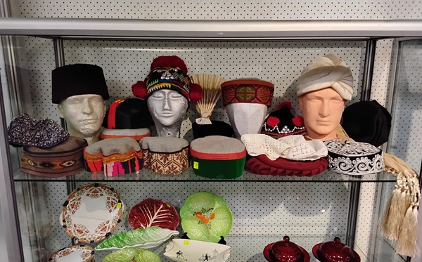 Lot 1307 - A COLLECTION OF HATS