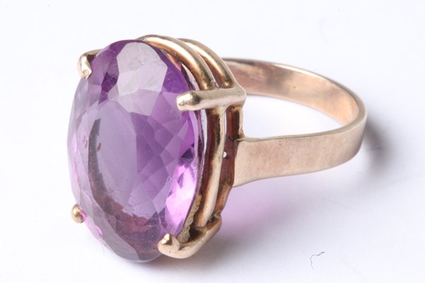 Lot 1003 - GOLD AMETHYST RING