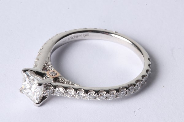 Lot 1014 - DIAMOND RING