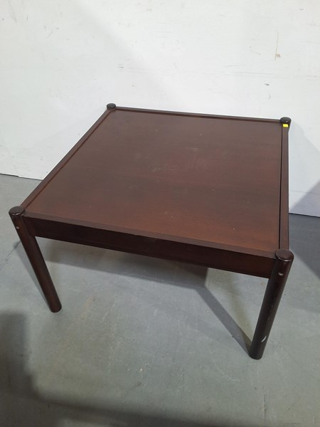 Lot 401 - COFFEE TABLE