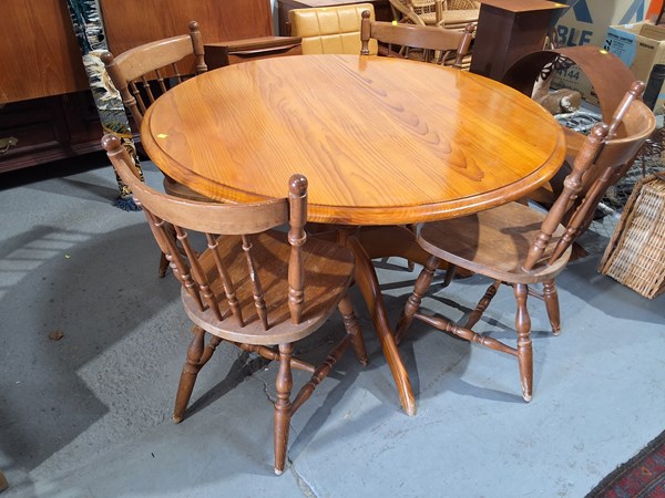 Lot 415 - DINING SUITE