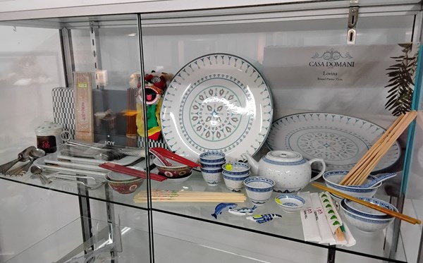 Lot 1467 - A COLLECTION OF DINNERWARE