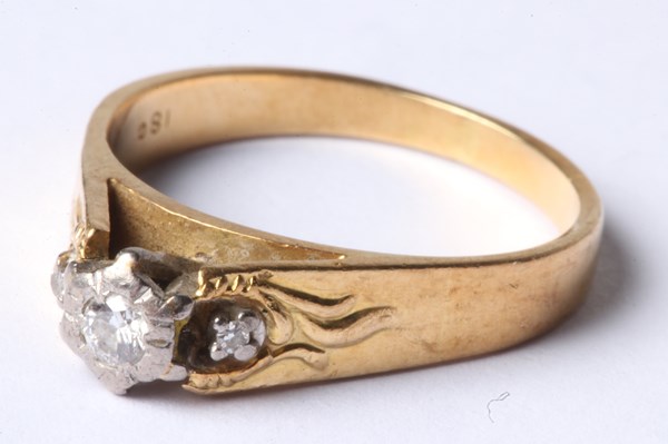 Lot 1008 - GOLD & DIAMOND RING