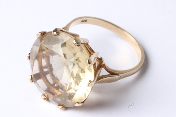 Lot 1009 - CITRINE SET GOLD RING