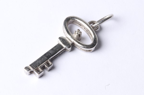 Lot 1018 - GOLD KEY PENDANT