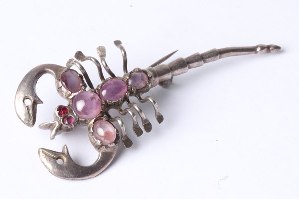 Lot 1031 - SCORPION BROOCH