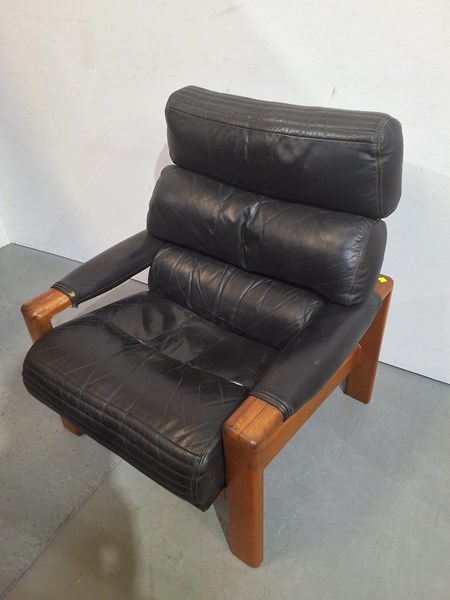 Lot 373 - LOUNGE CHAIR