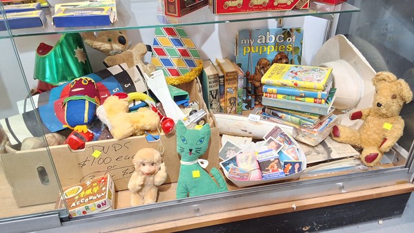 Lot 1433 - VINTAGE TOYS