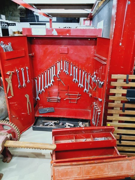 Lot 195 - TOOL CABINET