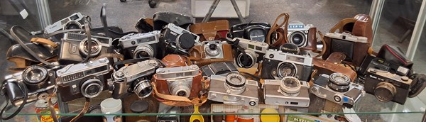 Lot 1423 - VINTAGE FILM CAMERAS