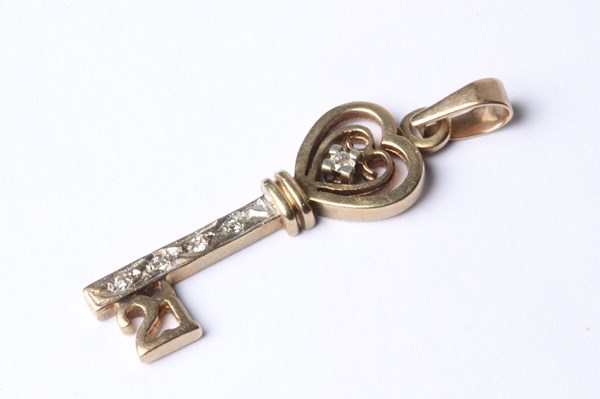 Lot 1017 - GOLD KEY PENDANT