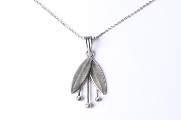 Lot 1029 - SILVER NECKLACE