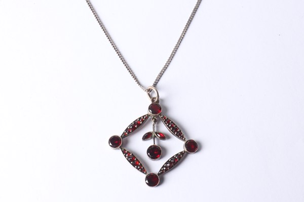 Lot 1045 - GARNET PENDANT