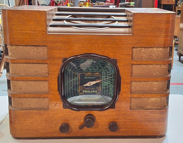 Lot 1403 - PHILLIPS RADIO PLAYER