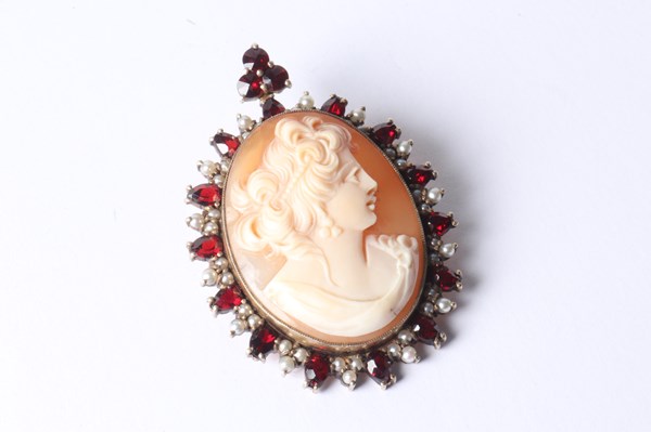 Lot 1044 - CAMEO PENDANT