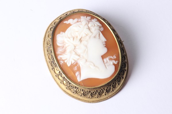 Lot 1047 - CAMEO BROOCH