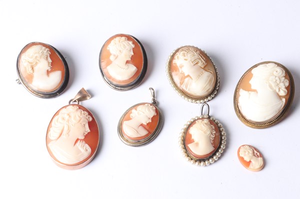 Lot 1050 - CAMEO BROOCHES & PENDANTS