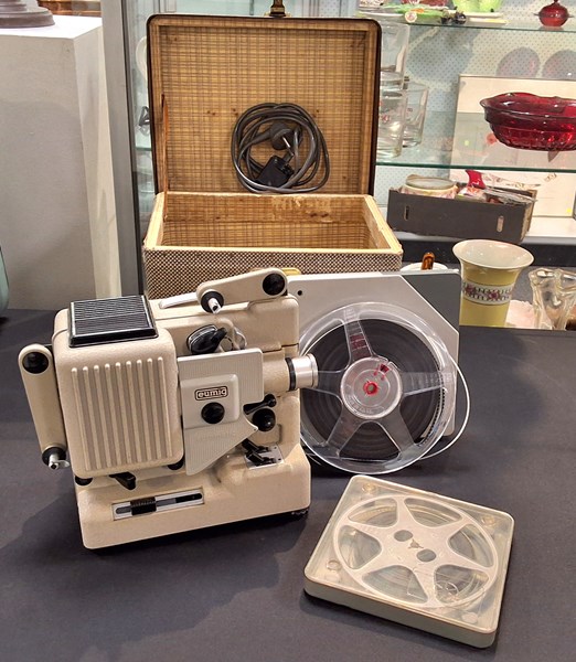 Lot 1405 - EUMIG FILM PROJECTOR