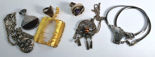 Lot 1040 - JEWELLERY