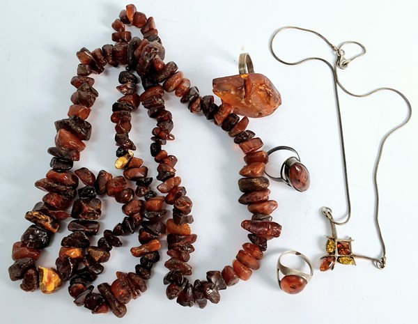 Lot 1038 - AMBER JEWELLERY