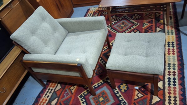 Lot 317 - LOUNGE CHAIR & FOOTSTOOL