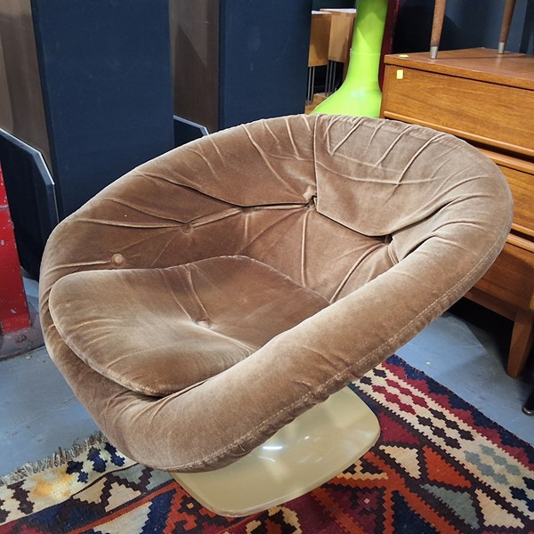 Lot 316 - MID CENTURY TUB CHAIR