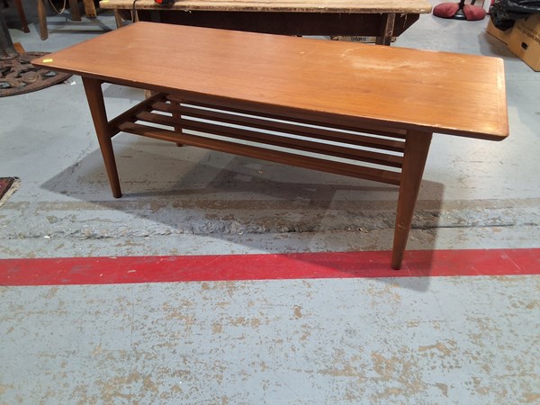 Lot 325 - COFFEE TABLE