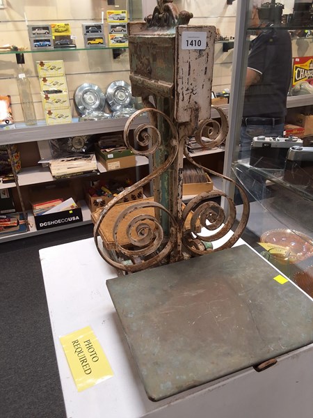 Lot 1410 - BALANCE SCALES