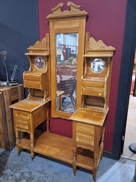 Lot 125 - DRESSER