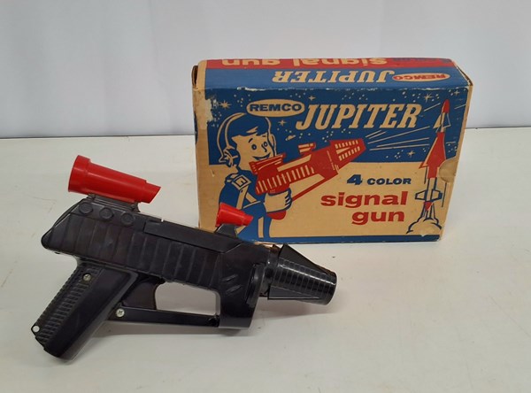 Lot 1435 - TOY GUN