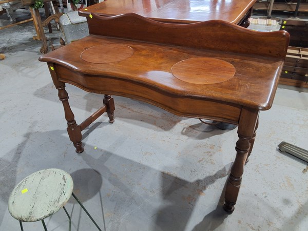 Lot 117 - WASH STAND