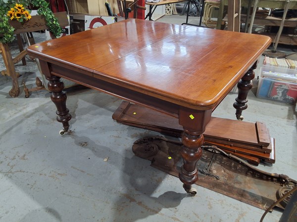 Lot 119 - DINING TABLE