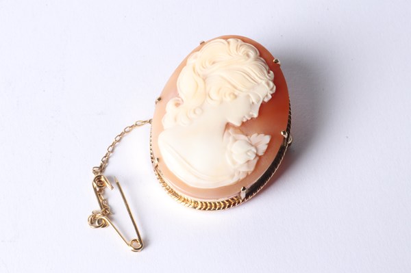 Lot 1051 - CAMEO BROOCH